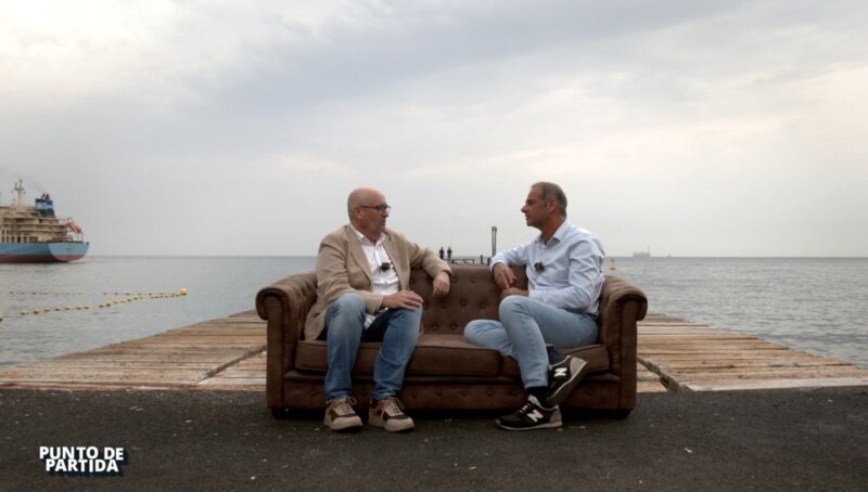 El periodista Juan Carlos Castañeda y el presentador del programa, Miguel Ángel Daswani Vivir con ansiedad, un reportaje de Punto de partida