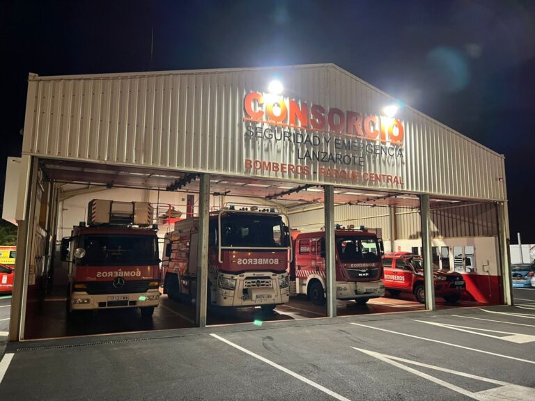 Rescate de tres menores tras quedar encerrados en un ascensor entreplantas de la biblioteca insular de Arrecife