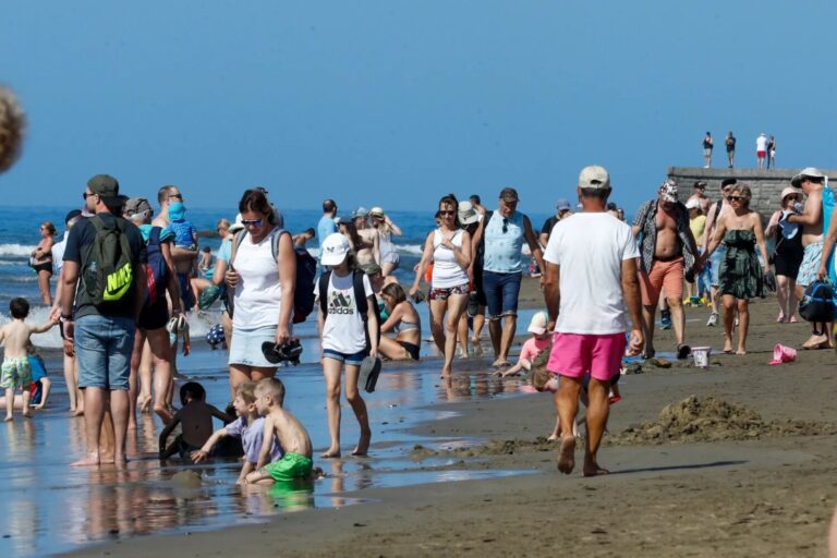 Canarias alcanza los 5,4 millones de turistas hasta abril y acumula un gasto de 8.182 millones