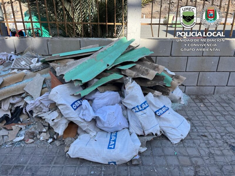 Las planchas quebradas de amianto depositadas en la acera en la zona de El Sebadal en Las Palmas de Gran Canaria