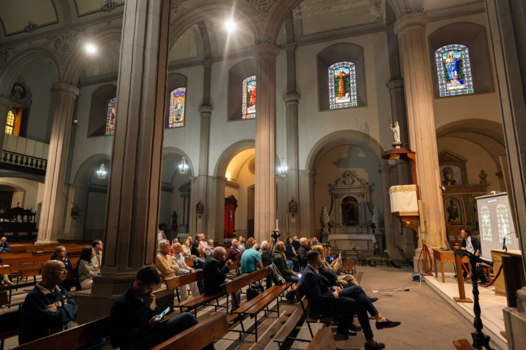 Restauradas las históricas vidrieras del Santuario de Santiago de los Caballeros