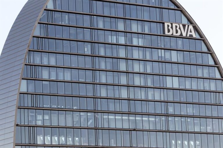 El Gobierno rechaza la decisión de BBVA de plantear una OPA hostil a Sabadell