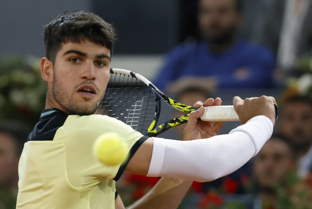 El tenista español Carlos Alcaraz durante el partido ante el ruso Andréi Rublev este miércoles, en cuartos de final del Mutua Madrid Open, en las instalaciones de la Caja Mágica. EFE/JuanJo Martín