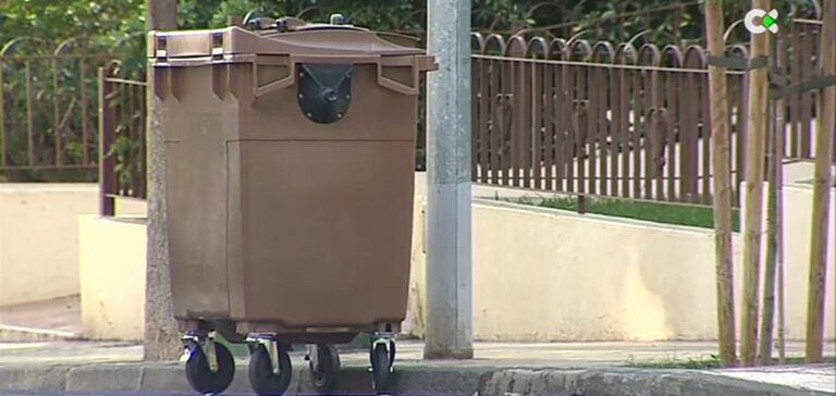 Acusada de un delito e infracción a la Ley Animal al dejar su perro moribundo en la basura
