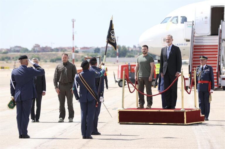 Zelenski agradece el “honor especial” de ser recibido por el rey en el aeropuerto