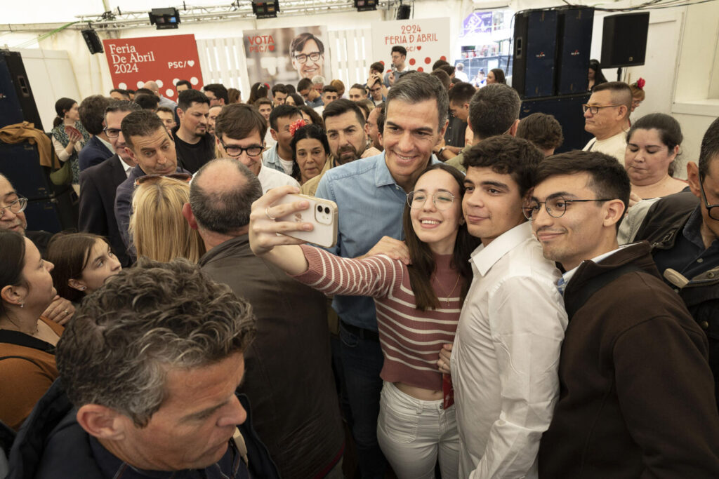 GRAFCAT3777. BARCELONA, 01/05/2024.- El presidente del Gobierno, Pedro Sánchez, ha irrumpido por sorpresa este miércoles en la Feria de Abril de Barcelona, en plena campaña de las elecciones catalanas del 12 de mayo. EFE/Jordi Play/PSC SÓLO USO EDITORIAL SOLO USO PERMITIDO PARA ILUSTRAR LA NOTICIA QUE APARECE EN EL PIE DE FOTO (CRÉDITO OBLIGATORIO)