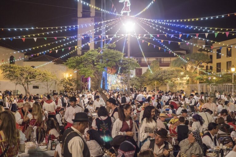 Más de 17.000 personas disfrutaron del tradicional Baile de Magos de Santa Cruz