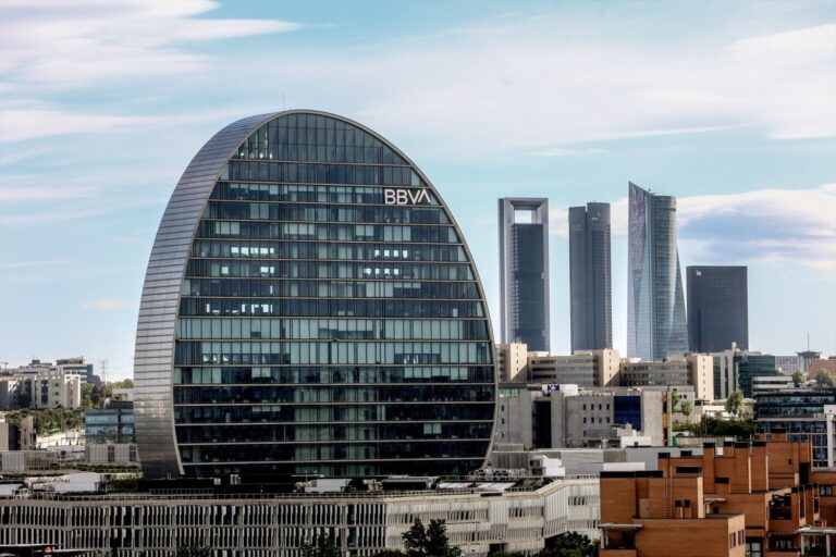 El BBVA propone al Sabadell una fusión