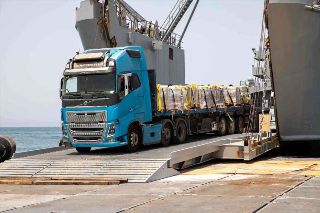 Camión con ayuda humanitaria llega a la Franja de Gaza a través del muelle flotante construido por EEUU. Imagen: CENTCOM