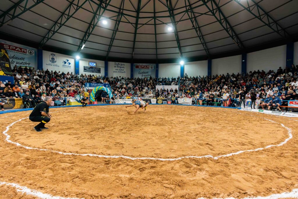 Previa a la luchada institucional 2024, el acto comienza a las 11:30 horas con la entrega de premios por el Día de Canarias