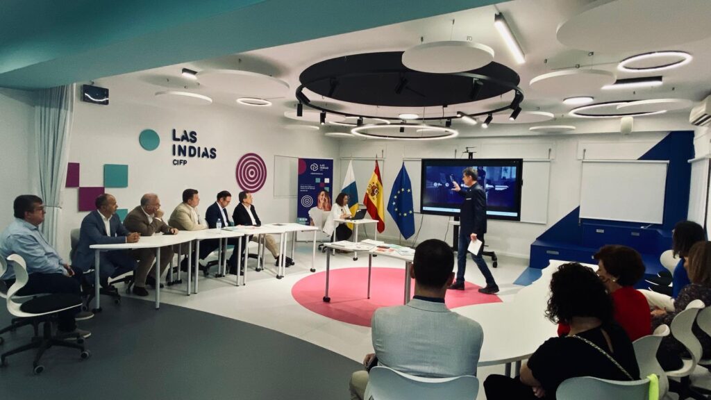 Impulsar la FP Dual. Imagen: Reunión entre representantes educativos de Canarias y País Vasco en el CIFP Las Indias, en Tenerife. Consejería de Educación del Gobierno de Canarias