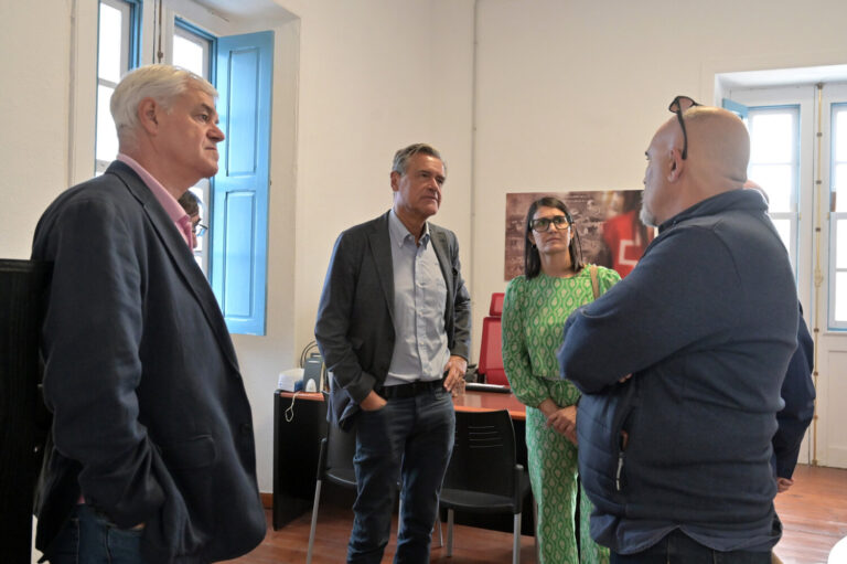 López Aguilar (PSOE) visita la sede de Cruz Roja en El Hierro