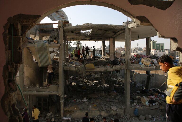 Al menos 21 palestinos muertos en un bombardeo del Ejército israelí contra Rafá