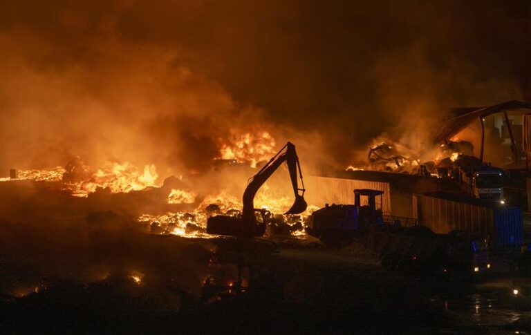 Controlado, pero no extinguido, el incendio en el vertedero de Zonzamas, en Lanzarote