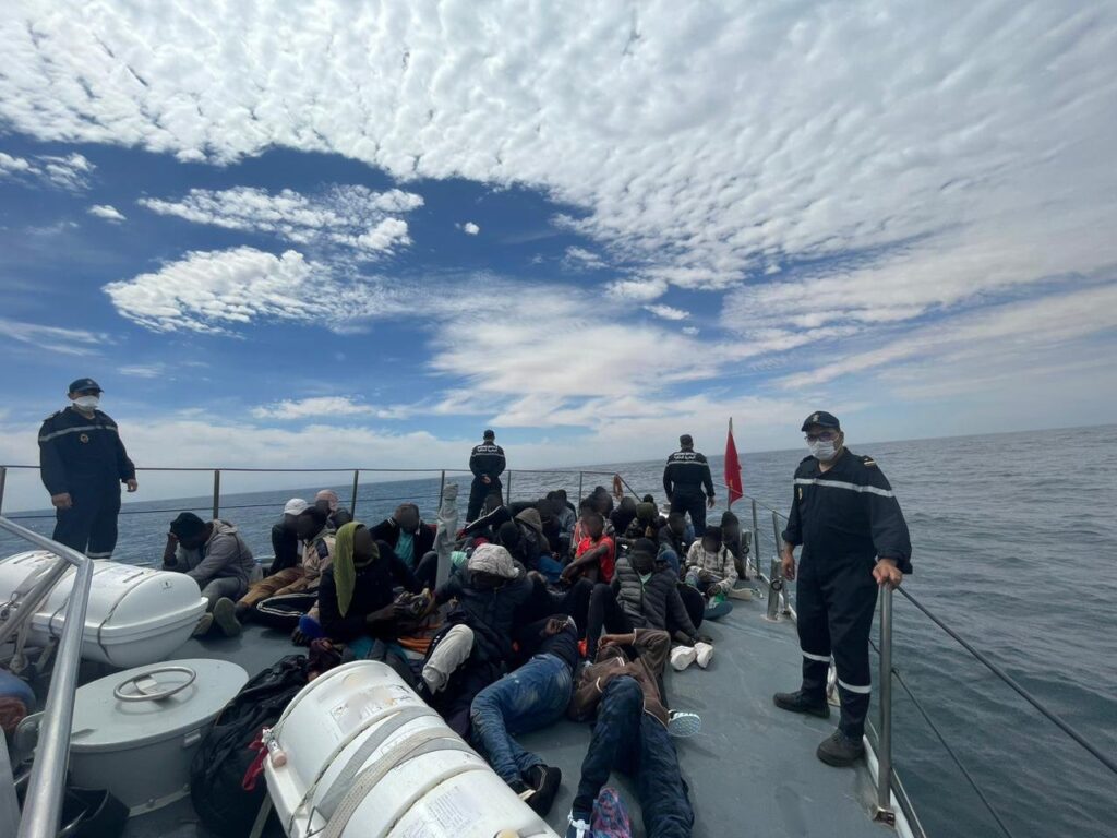 La Armada da asistencia a la embarcación en la que había ciudadanos subsaharianos y dos asiáticos