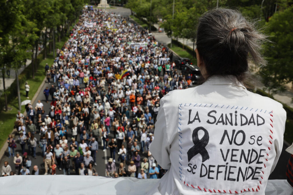 MADRID, 19/05/2024.- La plataforma Vecinas y vecinos de barrios y pueblos de Madrid ha convocado este domingo en Madrid una manifestación en defensa de la sanidad pública y para protestar contra las políticas del Ejecutivo madrileño que consideran como "desmantelamiento y privatización" de este servicio. EFE/Sergio Pérez