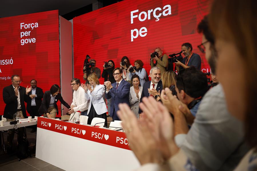 El candidato a la Generalitat por el PSC, Salvador Illa (c), vencedor en las elecciones catalanas, es aplaudido por su compañeros a su llegada a la reunión de la comisión ejecutiva del PSC. Imagen EFE