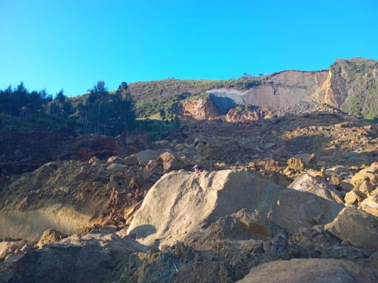 Al menos 300 personas enterradas por la gran avalancha de tierra del viernes en Papúa Nueva Guinea