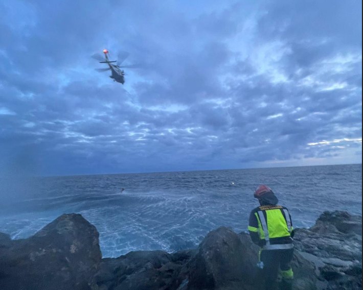 Rescatan con hipotermia a un pescador que cayó al mar en Arucas