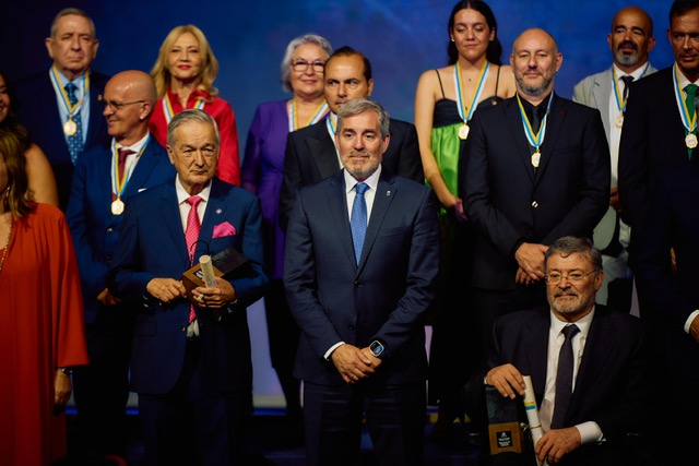 Imagen de Fernando Clavijo con algunos de los premiados en la entrega de Los Premios Canarias 2024. Foto Gobierno de Canarias