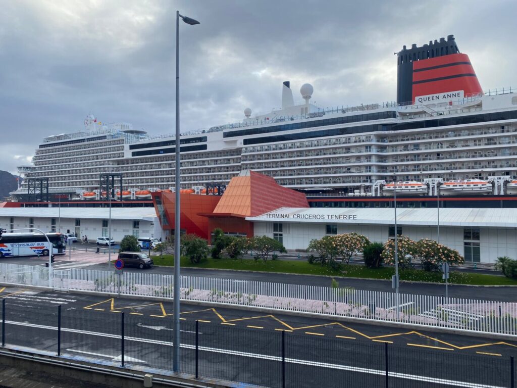 Imagen del crucero Queen Anne en el puerto de Santa Cruz de Tenerife. Foto de Chaxiraxi Herrera