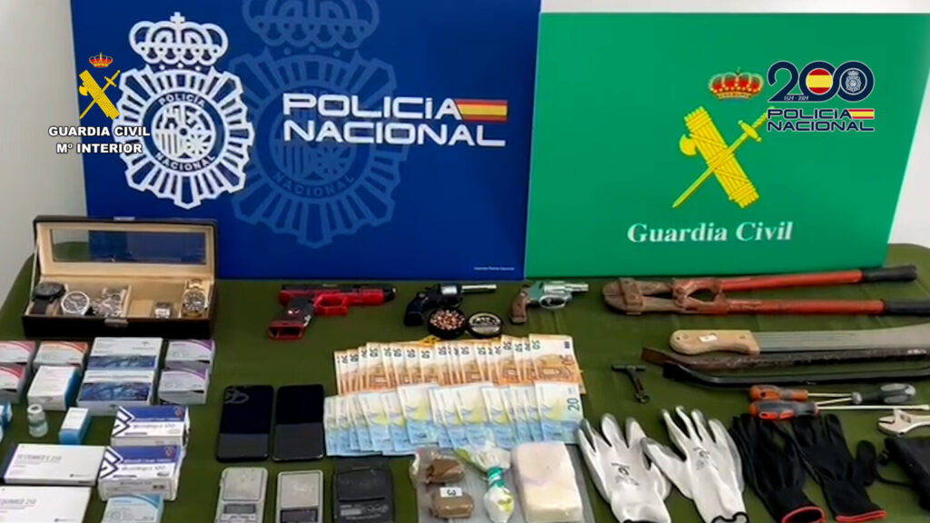 En la imagen, el material intervenido durante los registros efectuados por la Guardia Civil y la  Policía Nacional 