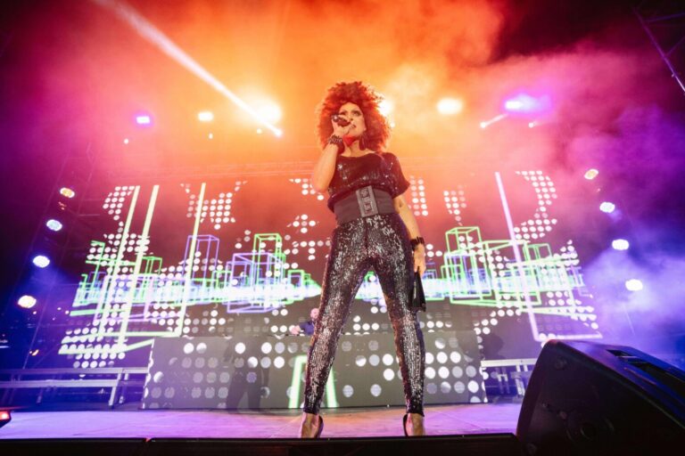 La drag queen Sandra Love sorprende al público de Maspalomas Pride, con su espectáculo en el escenario del Yumbo