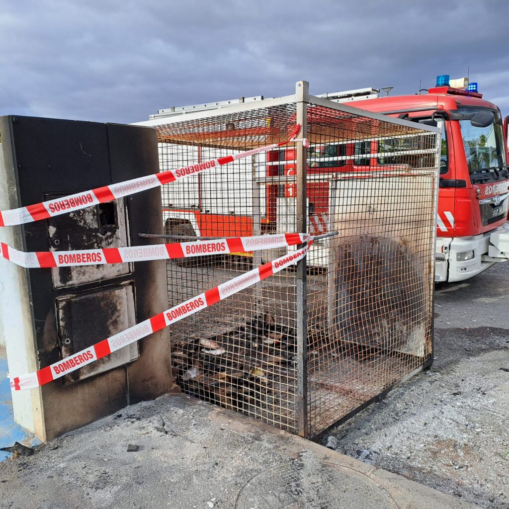 Incendio de contenedores en Puerto del Carmen