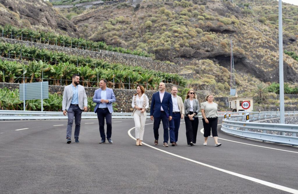Autoridades durante la apertura de la carretera de acceso al Puerto de Tazacorte / Consejería de Obras Públicas