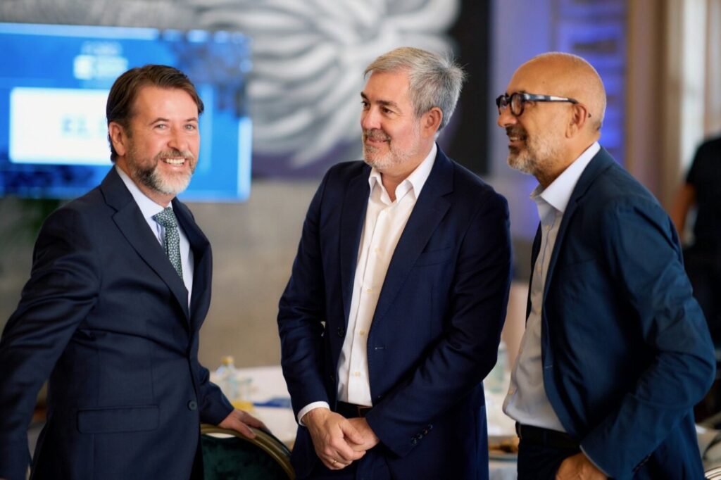El candidato de Coalición Canaria al Parlamento Europeo, Carlos Alonso (i), estuvo arropado por Fernando Clavijo, secretario general de Coalición Canaria / Perfil X Carlos Alonso