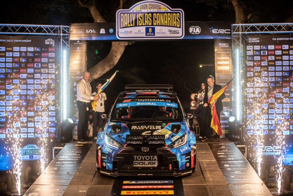 El 48 Rally Islas Canarias recibe el banderazo de salida ante miles de espectadores.