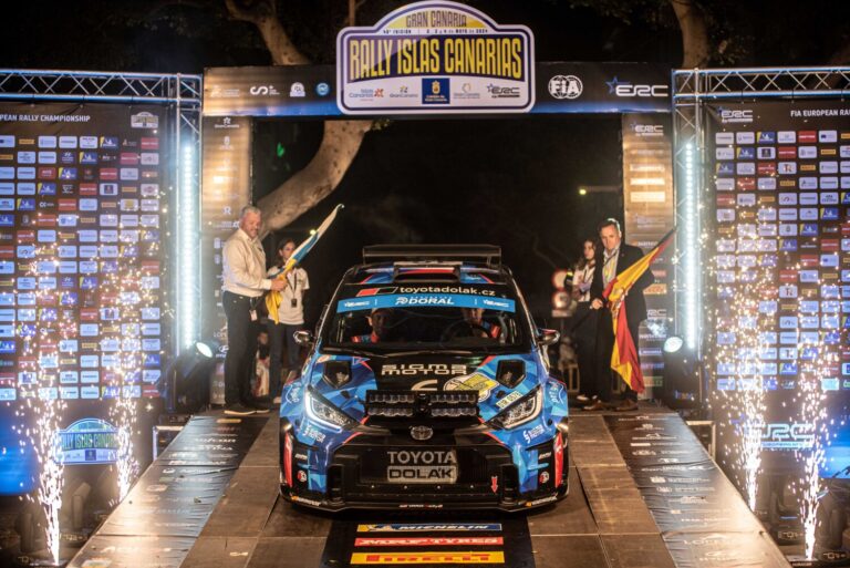 El 48 Rally Islas Canarias recibe el banderazo de salida ante miles de espectadores