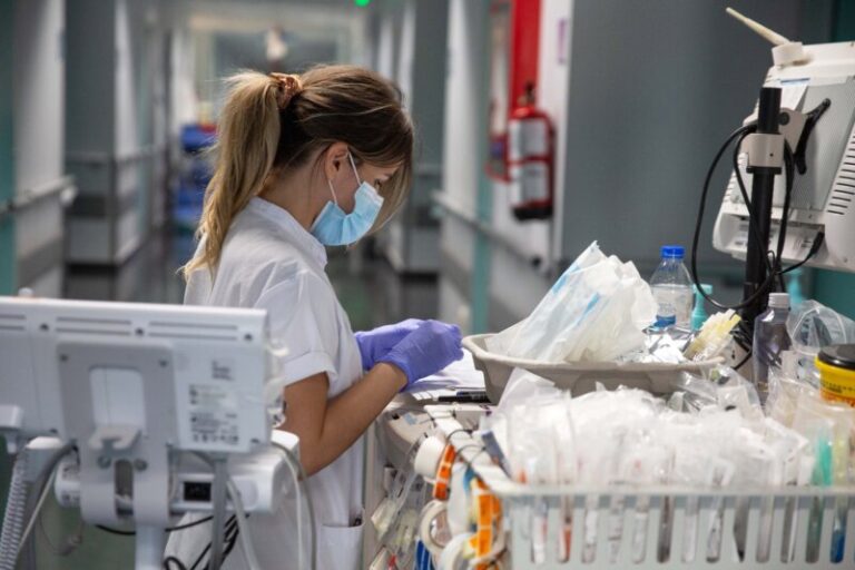 Canarias requiere 3.000 puestos de enfermería más para mejorar la atención, así lo reclama su Colegio Oficial