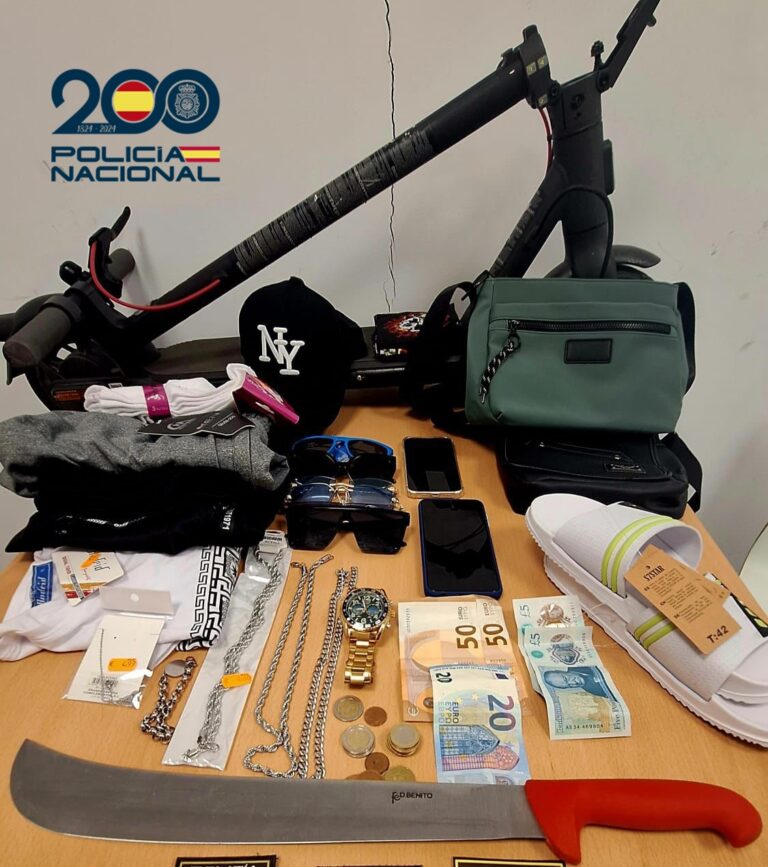 Detenidos dos jóvenes en Las Palmas de Gran Canaria por amenazar con un machete y robar a un comerciante