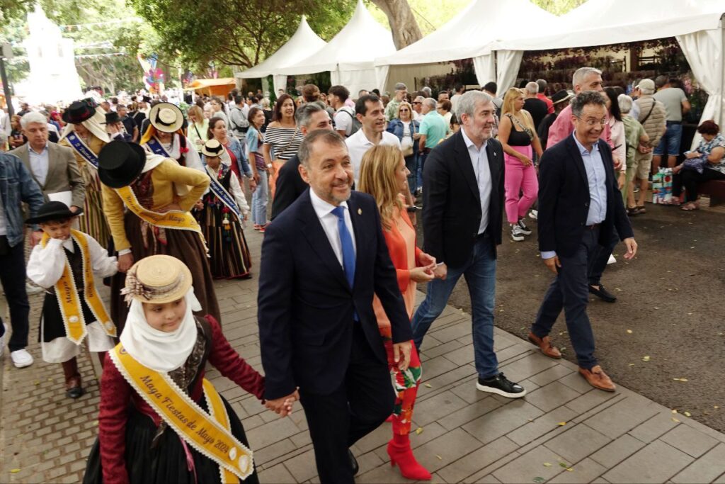 El alcalde de Santa Cruz de Tenerife, la presidenta del Cabildo de Tenerife y el presidente del Gobierno de Canarias han sido algunas de las autoridades que han asistido a la inauguración de la Feria de Flores, Plantas y Artesanía de Santa Cruz de Tenerife