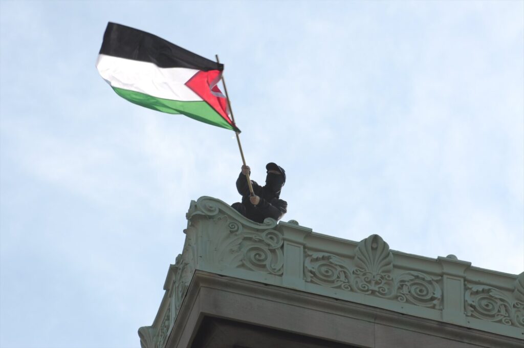 Un manifestante propalestino en la Universidad de Columbia (EEUU) - Europa Press/Contacto/Jimin Kim
