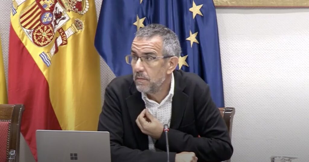 El profesor de la Universidad de La Laguna, Raúl Hernández, durante la comisión parlamentaria que aborda el reto demográfico