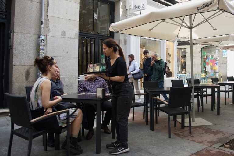 El sector servicios ocupa al 85,9 % de las personas trabajadoras en Canarias