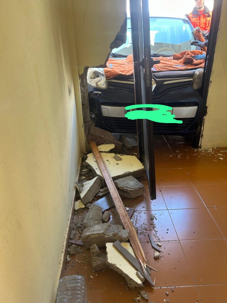 Un vehículo se estrella contra un portal en Arrecife