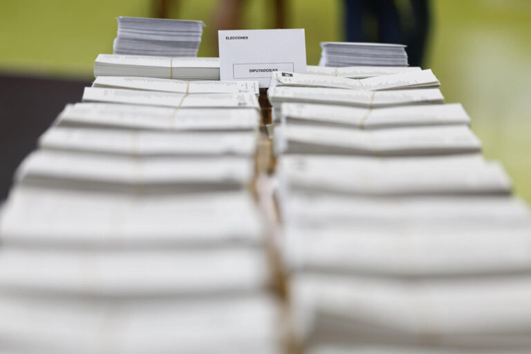 La participación nacional se sitúa en el 38,85 %, 11 puntos menos que en 2019