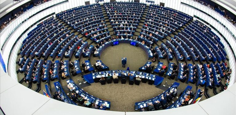 Un total de 27 países votan para elegir a los 720 eurodiputados que componen la Eurocámara