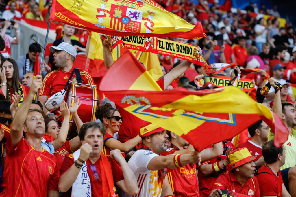 España - Georgia para los octavos de final de la Eurocopa DUSSELDORF (ALEMANIA), 24/06/2024.- Seguidores españoles animan a la Selección antes del encuentro de la fase de grupos de la Eurocopa 2024 disputado entre las selecciones de España y Albania en Düsseldorf (Alemania), este lunes. EFE/ Alberto Estévez