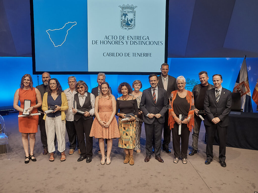 El Auditorio de Tenerife acogió este miércoles el solemne acto de entrega de las Medallas de Oro y los Títulos de Hija Adoptiva