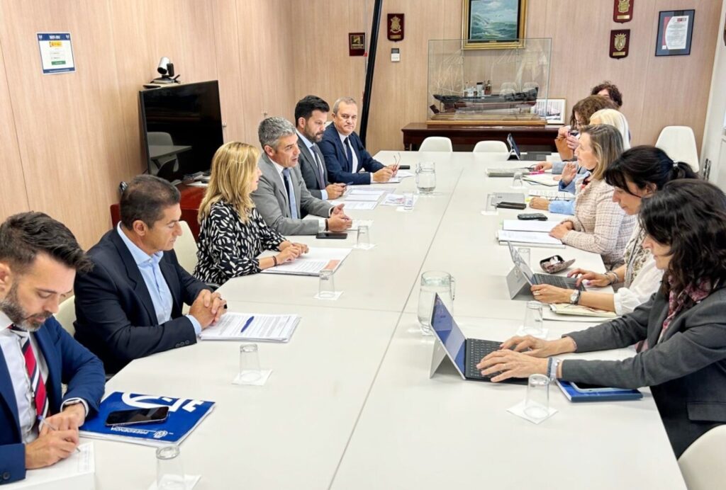 El consejero de Agricultura, Ganadería, Pesca y Soberanía Alimentaria del Gobierno de Canarias, Narvay Quintero, y la presidenta del Cabildo de Tenerife, Rosa Dávila, durante la reunión con la secretaria general de Pesca, María Isabel Artime / Gobierno de Canarias