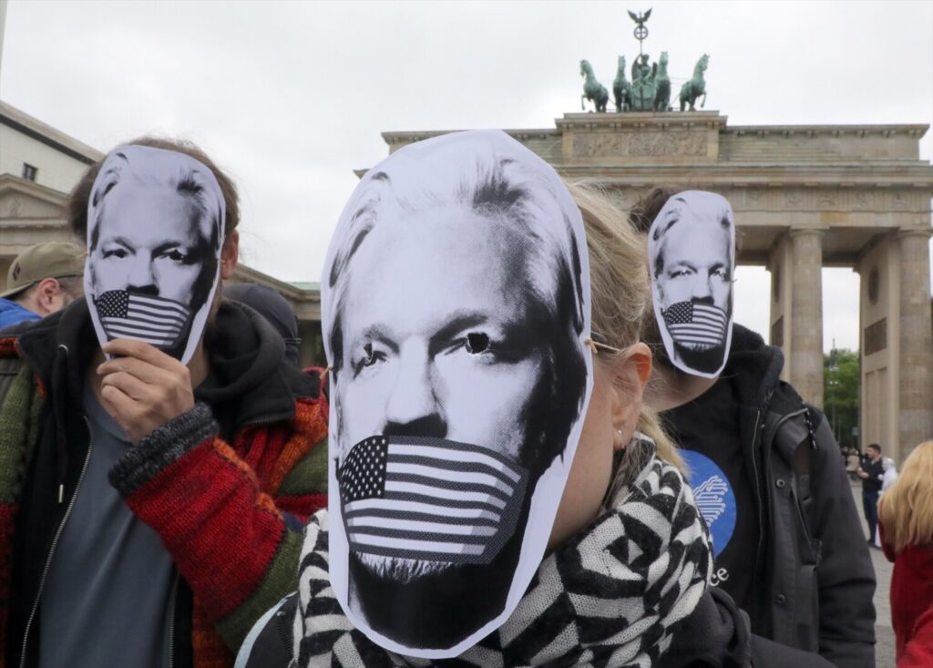 El Tribunal Superior de Londres ha dejado este lunes en libertad bajo fianza al fundador de Wikileaks, Julian Assange