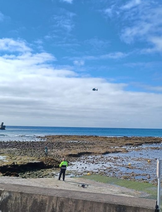 La búsqueda de Manuela Gil, la mujer de 75 años que desapareció en la noche de este domingo cuando en Arinaga (Gran Canaria) cuando salió a darse un baño en la noche de San Juan prosigue durante la jornada de este miércoles.Así lo ha informado el Centro Coordinador de Emergencias y Seguridad (Cecoes) 112, que agrega que el dispositivo de búsqueda se está realizando por tierra, mar y aire.De esta manera, trabajan efectivos del Servicio de Salvamento en Playas de Agüimes; el Grupo de Especialistas en Actividades Subacuáticas (GEAS) y un helicóptero de la Guardia Civil y una unidad de tierra y un helicóptero del Grupo de Emergencias y Salvamento (GES) del Gobierno de Canarias.Foto cedida por el 112 Canarias