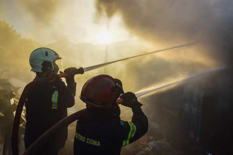 Trece detenidos por provocar un incendio tras el lanzamiento de fuegos artificiales desde un yate en Grecia