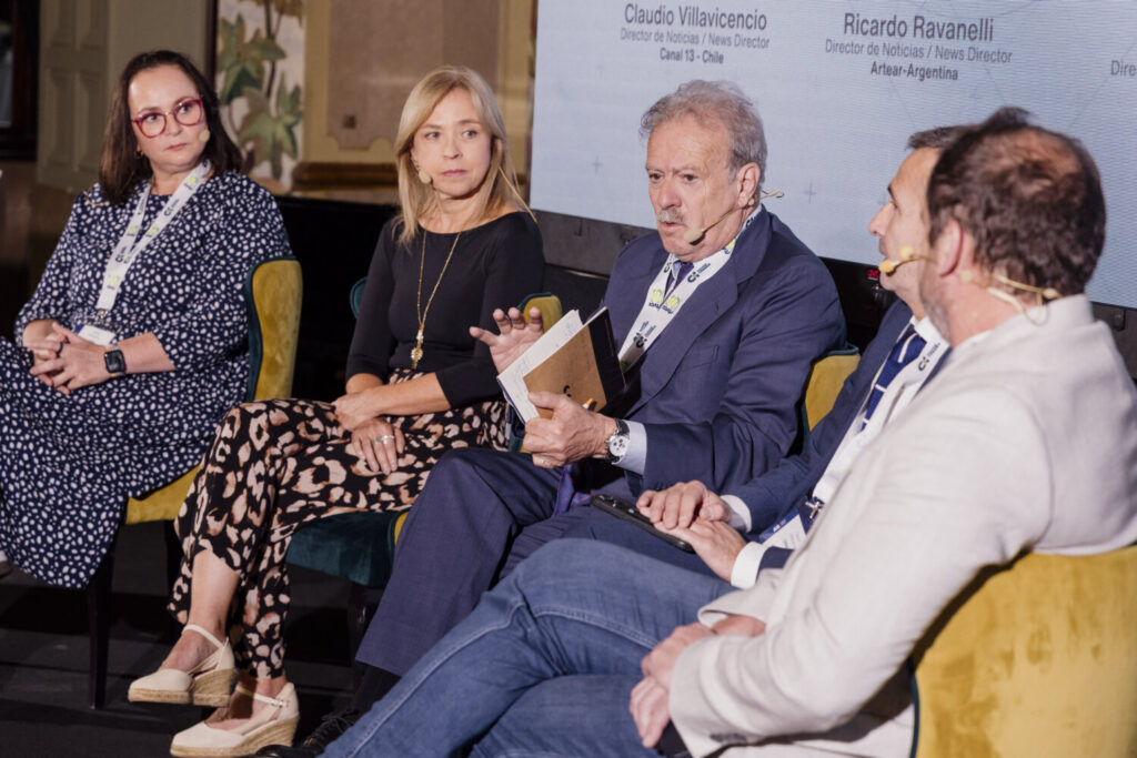 Manuel Campos Vidal modera la mesa redonda "El futuro del periodismo televisivo" de la XVI Cumbre de la AIL