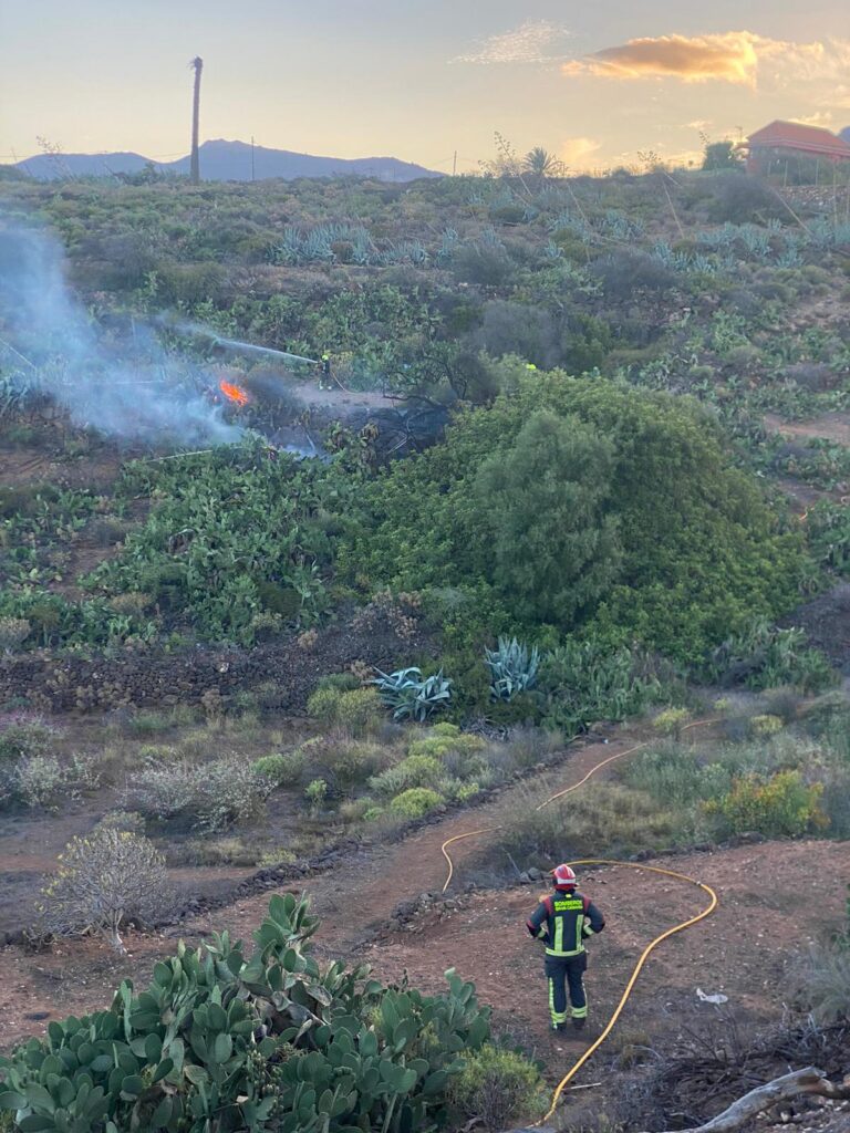 Imagen del pequeño incendio acontecido en la tarde de este domingo en el barranco de Guayadeque, Gran Canaria 