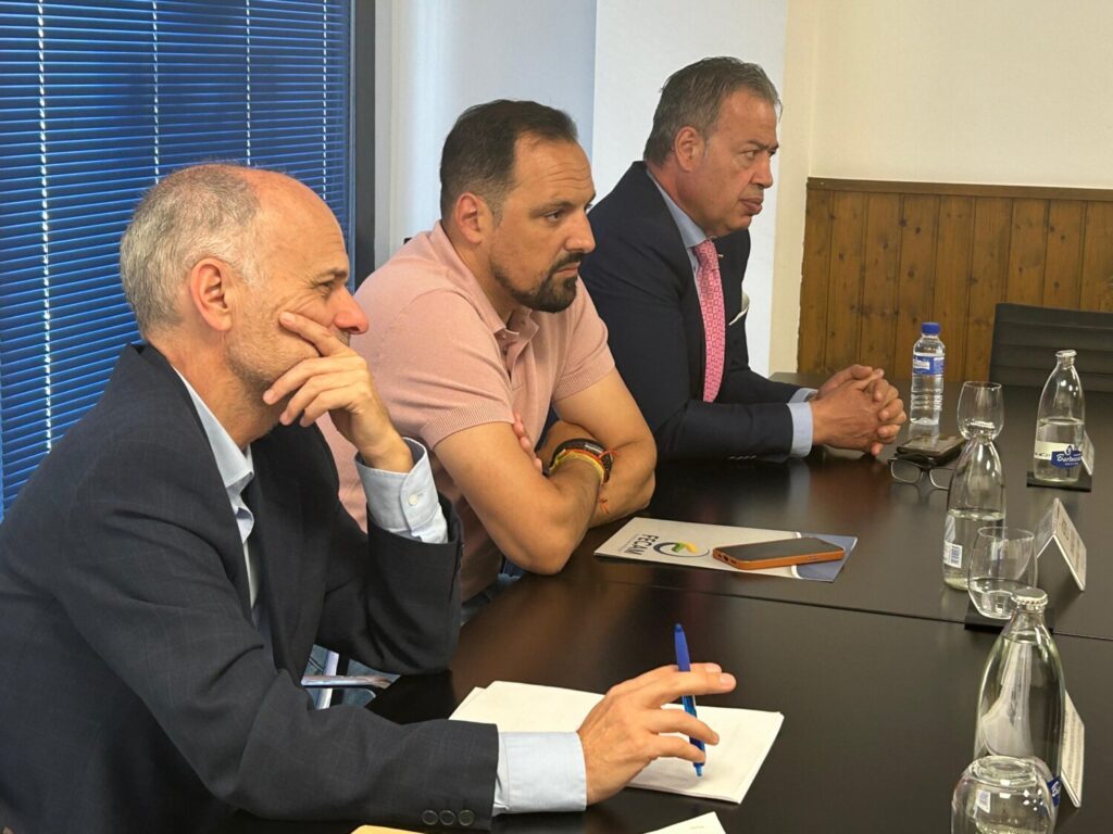 La Consejería analiza el decreto ley de vivienda junto a la FECAM en La Palma
